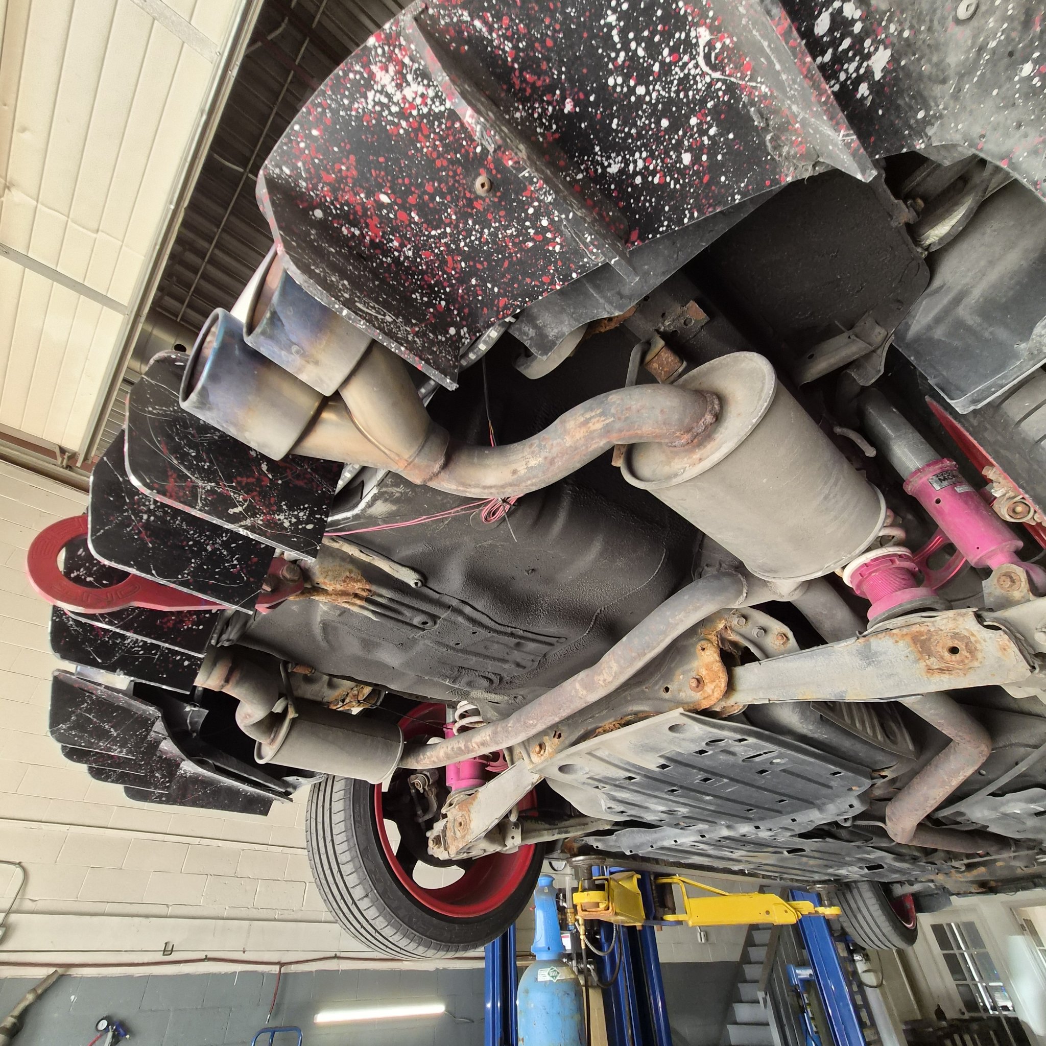 Underside view of the splatter-painted custom rear diffuser