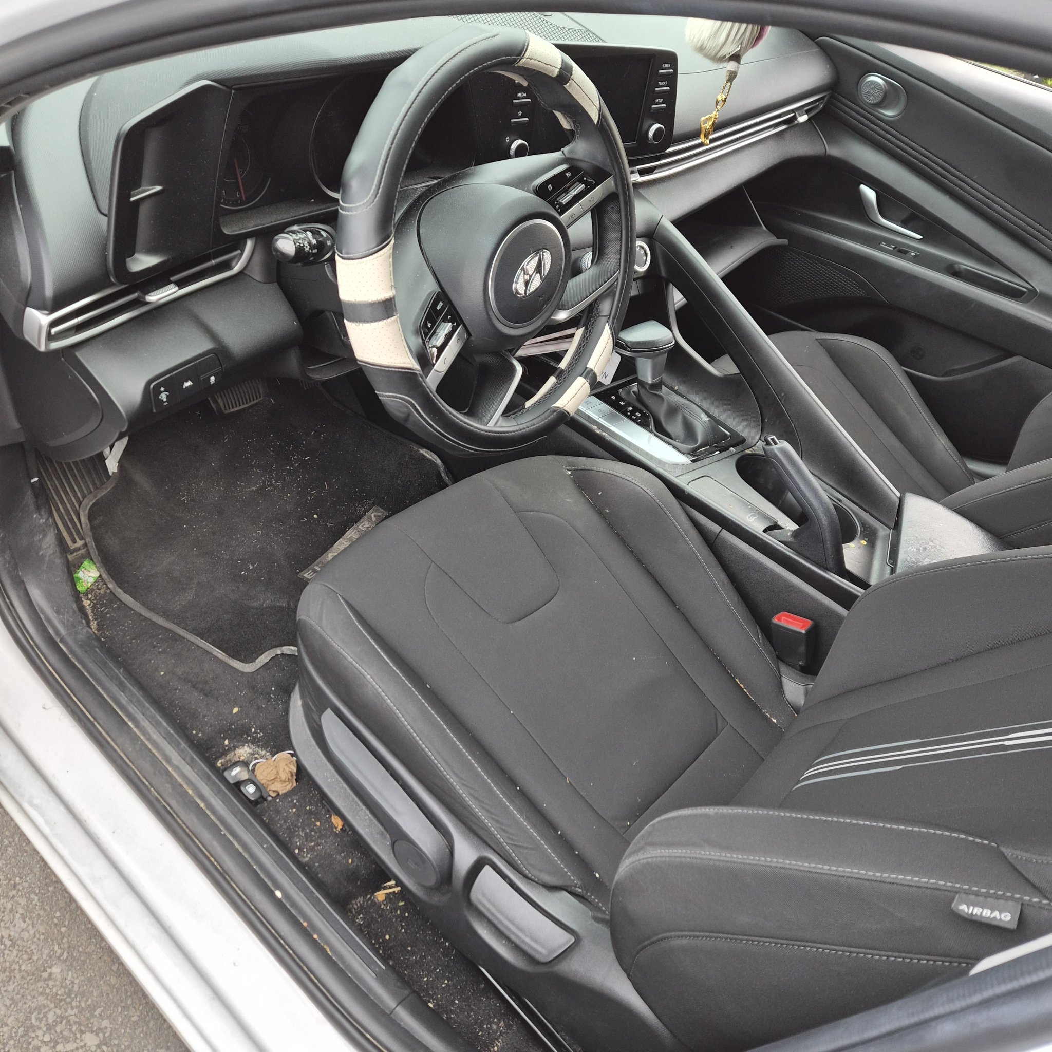 Dirty Hyundai Elantra cockpit before detailing