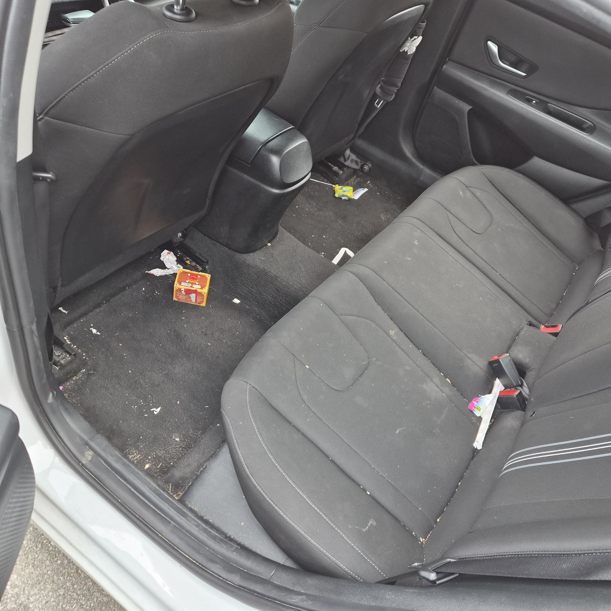 Dirty Hyundai Elantra rear cabin before detailing